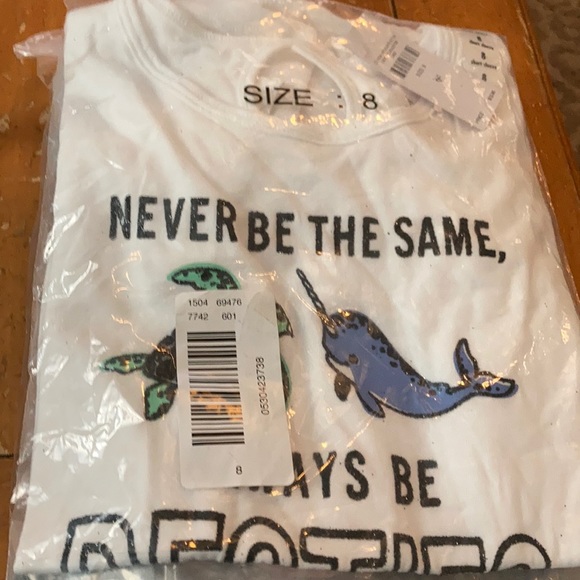 Keyhole back graphic justice tee - Picture 3 of 4